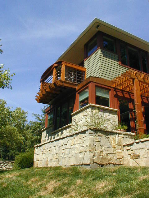 Foto della facciata di una casa contemporanea a due piani con rivestimento con lastre in cemento