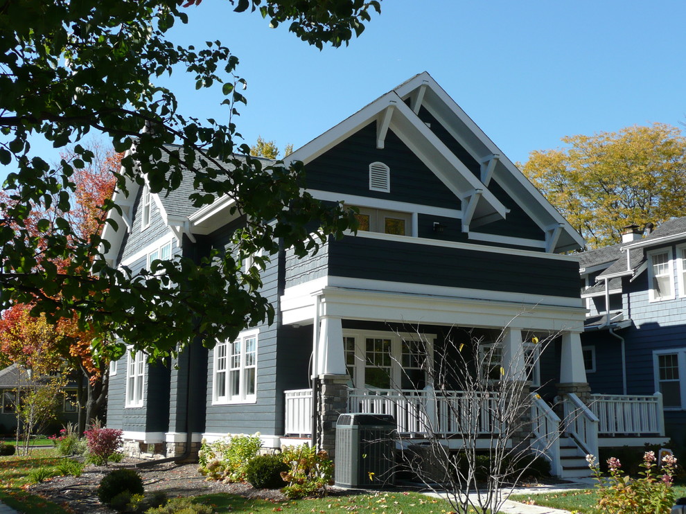 Dreistöckiges, Mittelgroßes Uriges Haus mit Mix-Fassade, grauer Fassadenfarbe und Satteldach in Sonstige