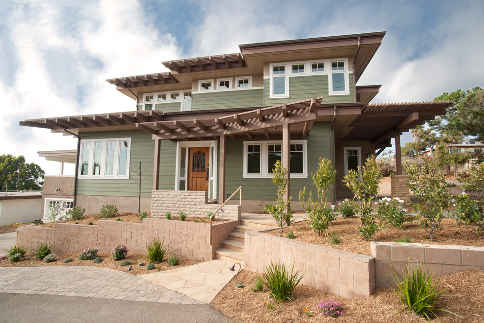 Zweistöckige, Mittelgroße Klassische Holzfassade Haus mit grüner Fassadenfarbe und Flachdach in San Diego