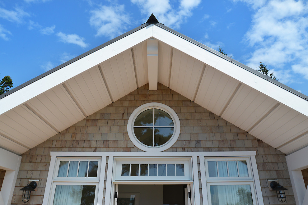 Idee per la facciata di una casa grande marrone stile marinaro a due piani con rivestimento in legno e tetto a capanna