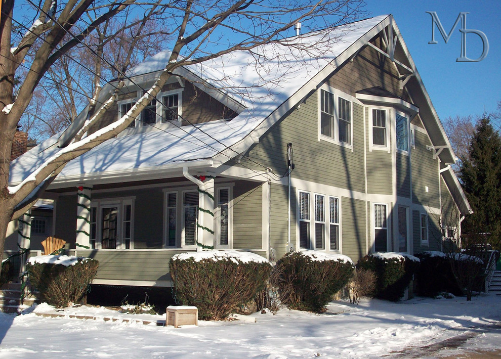 Mittelgroßes, Zweistöckiges Rustikales Einfamilienhaus mit Faserzement-Fassade, grüner Fassadenfarbe, Satteldach und Schindeldach in Chicago