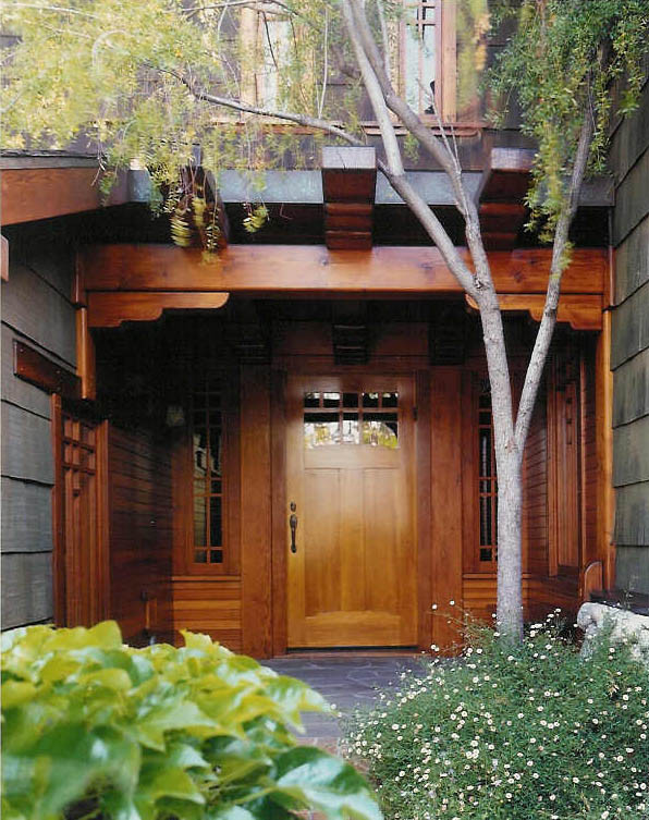 Großes, Zweistöckiges Uriges Haus mit brauner Fassadenfarbe, Satteldach und Schindeldach in Los Angeles
