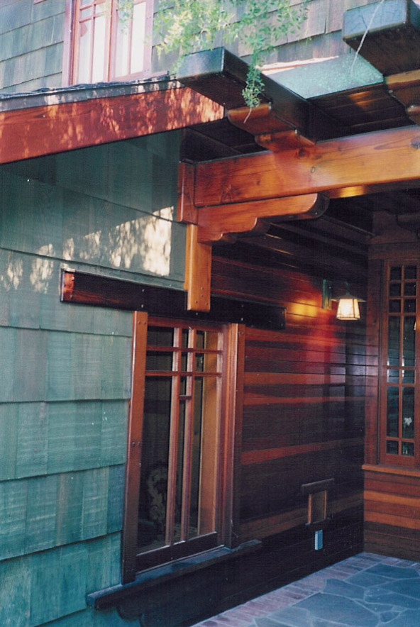 Idées déco pour une grande façade de maison marron craftsman en bois à un étage avec un toit à deux pans et un toit en shingle.