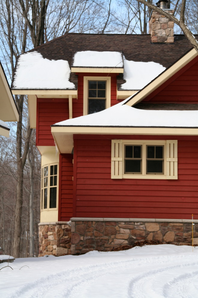Inspiration pour une façade de maison rouge craftsman en bois de taille moyenne et à un étage.