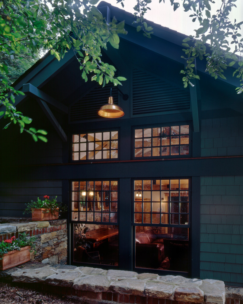 Пример оригинального дизайна: одноэтажный, деревянный, зеленый дом среднего размера в стиле кантри с двускатной крышей
