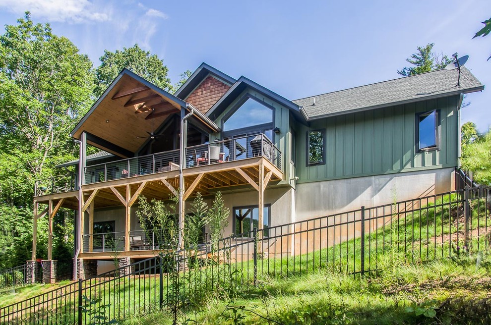 Großes, Einstöckiges Uriges Einfamilienhaus mit grüner Fassadenfarbe, Satteldach, Faserzement-Fassade und Schindeldach in Sonstige
