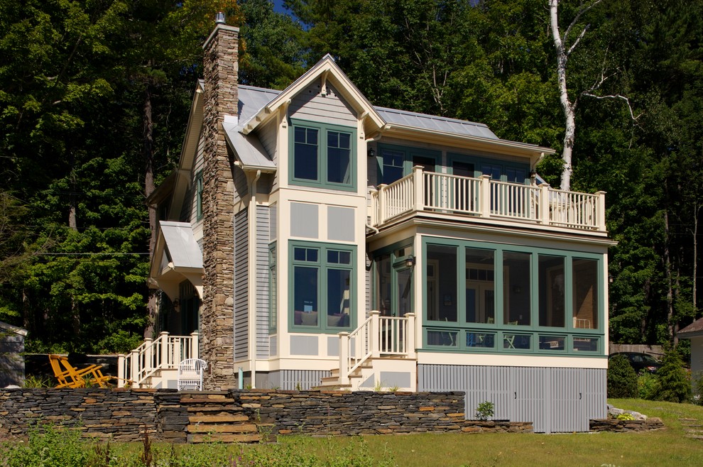 Immagine della facciata di una casa grande grigia american style a due piani con rivestimento in legno