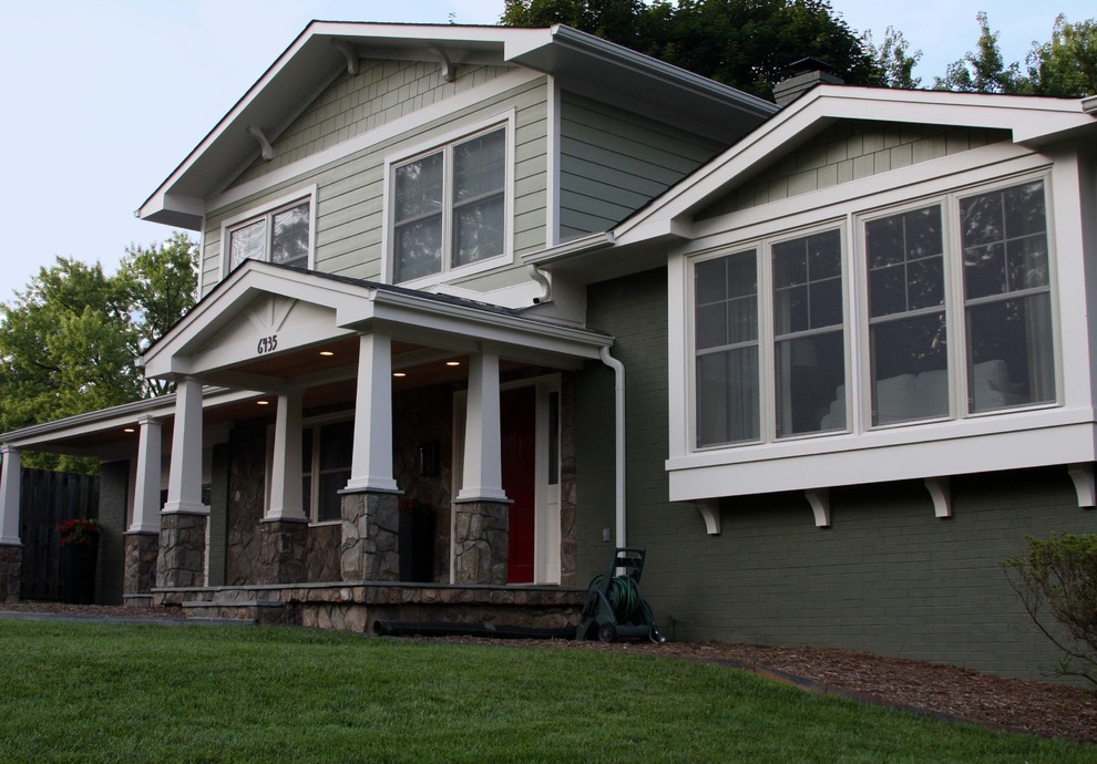 Mittelgroßes Uriges Haus mit Faserzement-Fassade, grüner Fassadenfarbe und Satteldach in Washington, D.C.