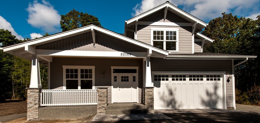 Zweistöckiges, Mittelgroßes Uriges Haus mit grauer Fassadenfarbe, Satteldach und Schindeldach in Seattle