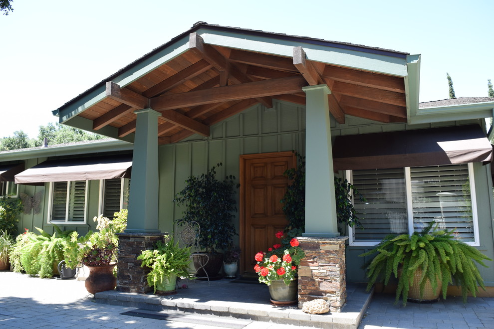 Inspiration pour une grande façade de maison verte craftsman en bois de plain-pied avec un toit à deux pans et un toit en shingle.
