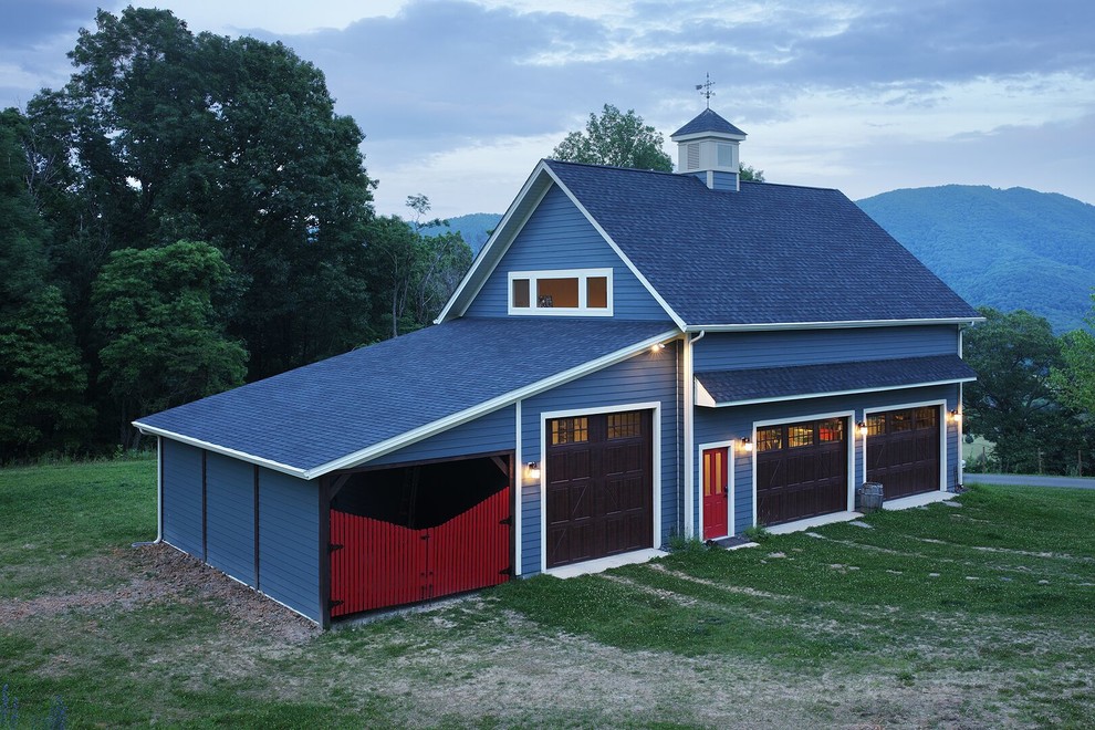 Aménagement d'une grande façade de maison bleue craftsman en bois à niveaux décalés avec un toit à deux pans.