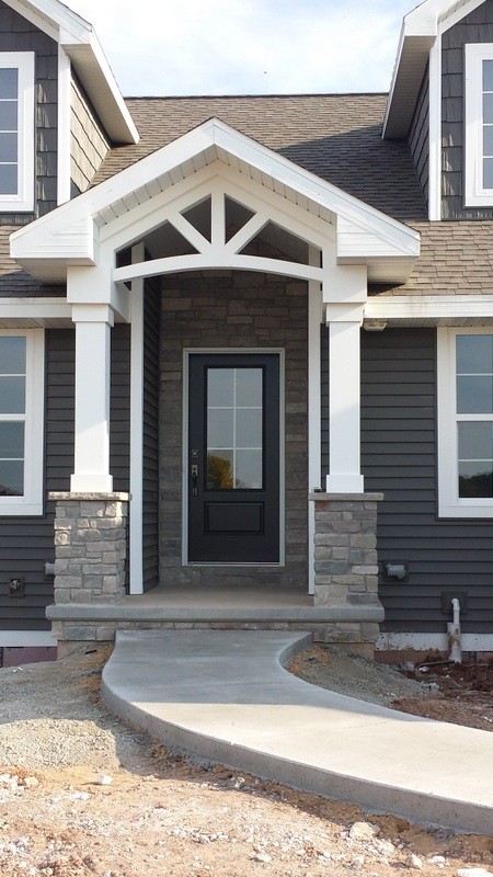 Exemple d'une façade de maison grise craftsman de taille moyenne et de plain-pied avec un revêtement en vinyle.