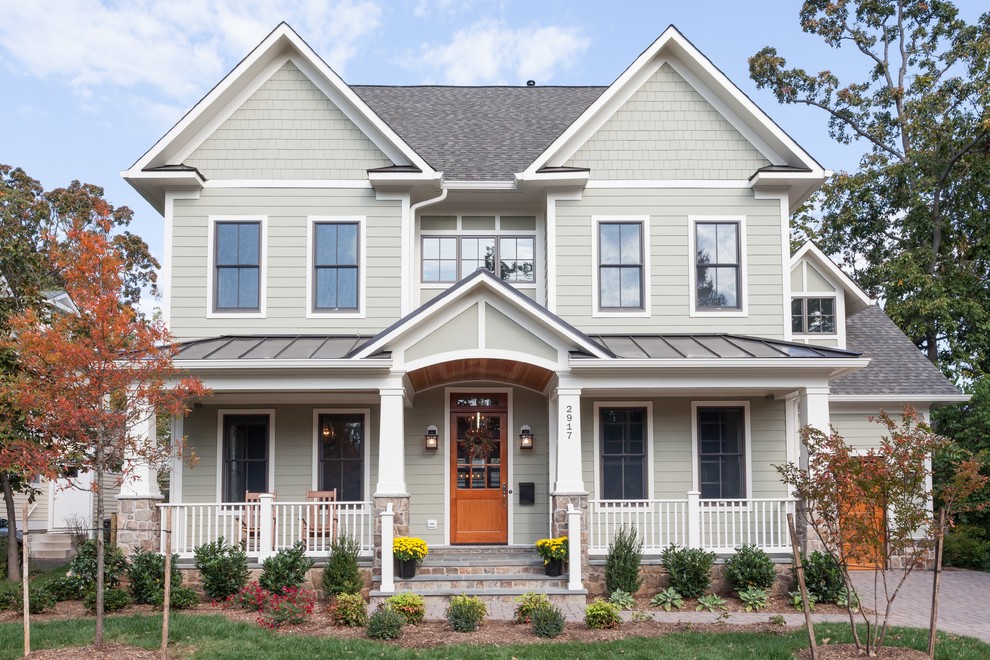 Dreistöckiges Rustikales Einfamilienhaus mit Mix-Fassade, grüner Fassadenfarbe und Schindeldach in Washington, D.C.