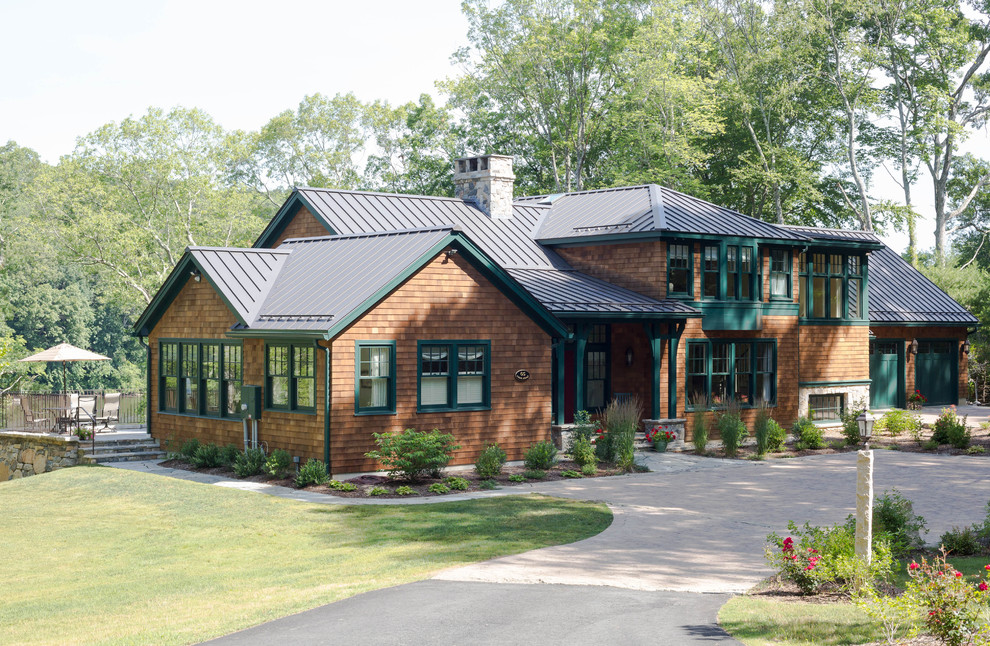 Foto de fachada de casa marrón de estilo americano extra grande de dos plantas con revestimiento de madera y tejado de metal