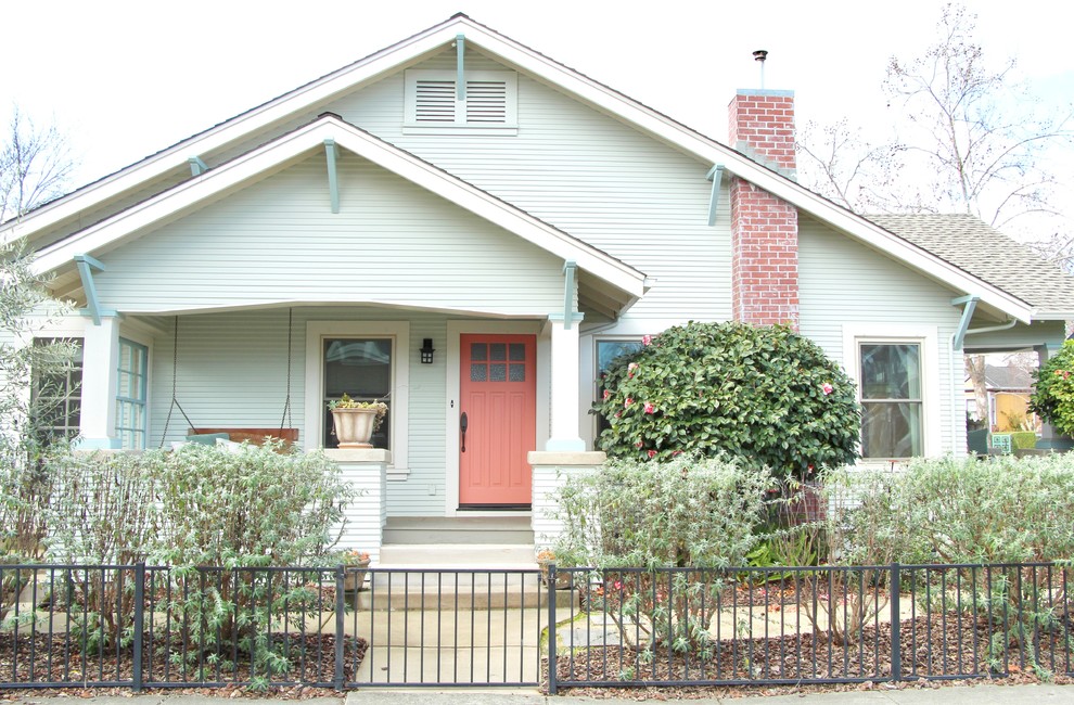 Imagen de fachada de casa azul de estilo americano de tamaño medio de una planta con revestimientos combinados
