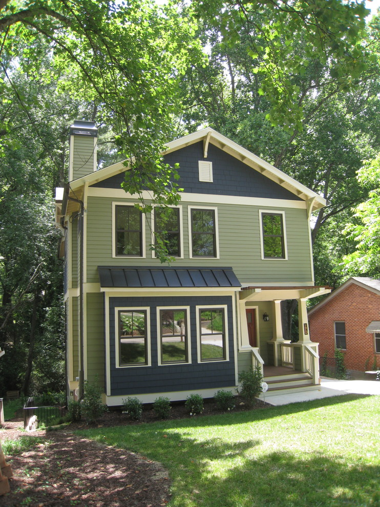 Mittelgroßes, Dreistöckiges Rustikales Haus mit Faserzement-Fassade, grüner Fassadenfarbe und Satteldach in Atlanta