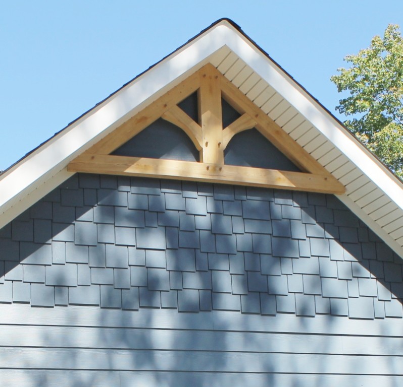 Exemple d'une façade de maison bleue craftsman en bois de taille moyenne et à un étage.