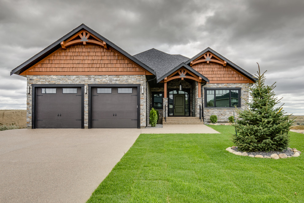 Diseño de fachada de casa multicolor de estilo americano de tamaño medio de dos plantas con revestimientos combinados, tejado a dos aguas y tejado de teja de madera