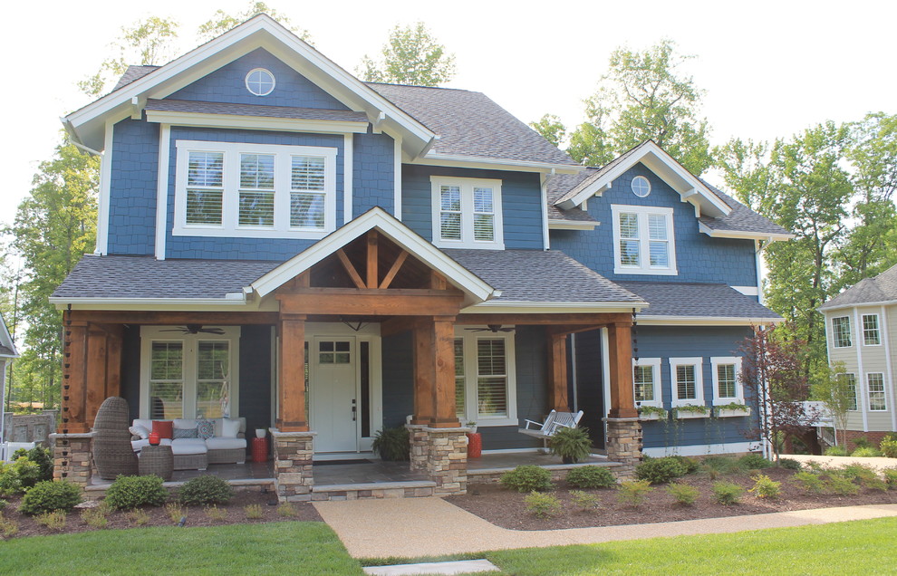 Immagine della facciata di una casa grande blu american style a due piani con rivestimenti misti