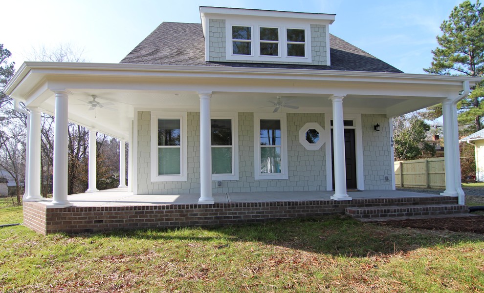 Exemple d'une petite façade de maison verte craftsman en panneau de béton fibré à un étage.