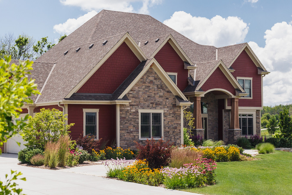 Großes, Zweistöckiges Uriges Einfamilienhaus mit roter Fassadenfarbe, Schindeldach, Mix-Fassade und Satteldach in Milwaukee