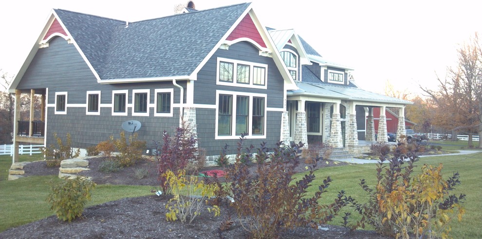 Exempel på ett mellanstort amerikanskt grått hus, med allt i ett plan, sadeltak och tak i shingel