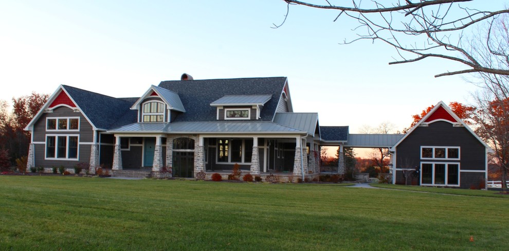 Esempio della villa grigia american style a un piano di medie dimensioni con rivestimento in legno, tetto a capanna e copertura a scandole