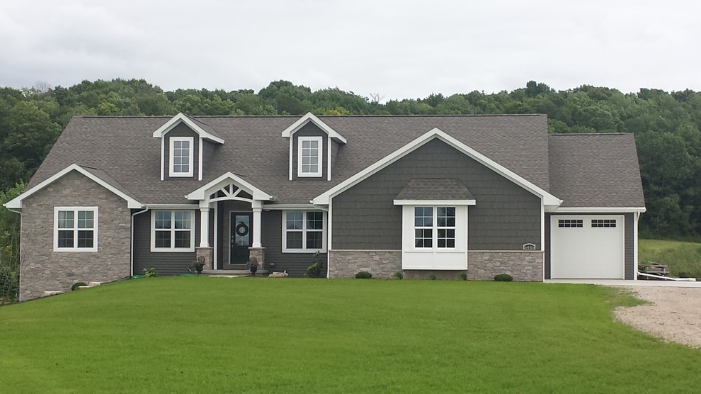 Cette image montre une façade de maison grise craftsman de taille moyenne et de plain-pied avec un revêtement en vinyle.