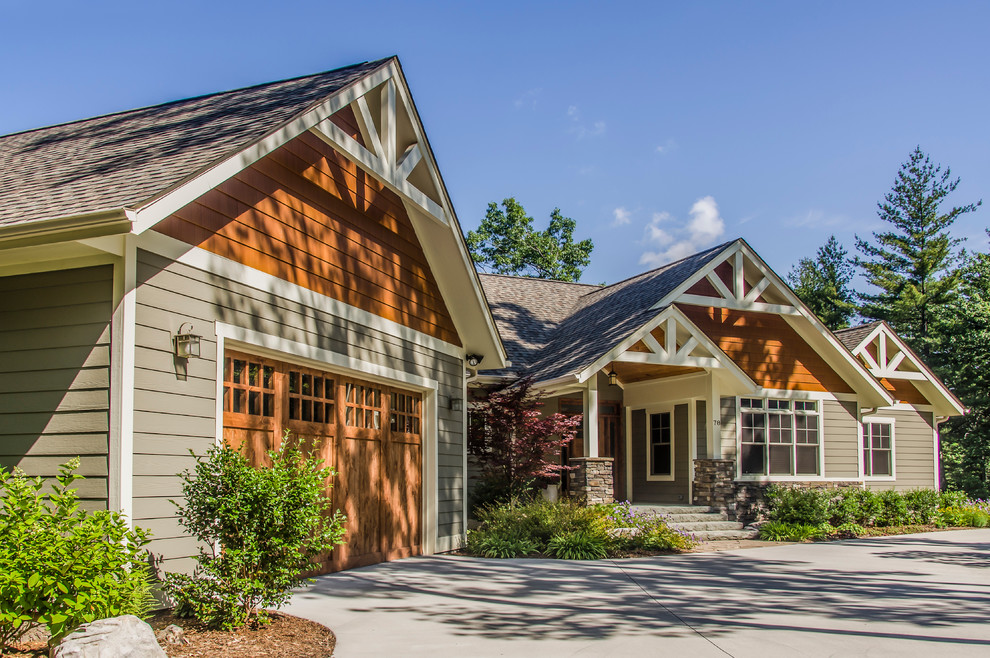 Ejemplo de fachada de casa beige de estilo americano de tamaño medio de dos plantas con revestimientos combinados, tejado a dos aguas y tejado de teja de madera