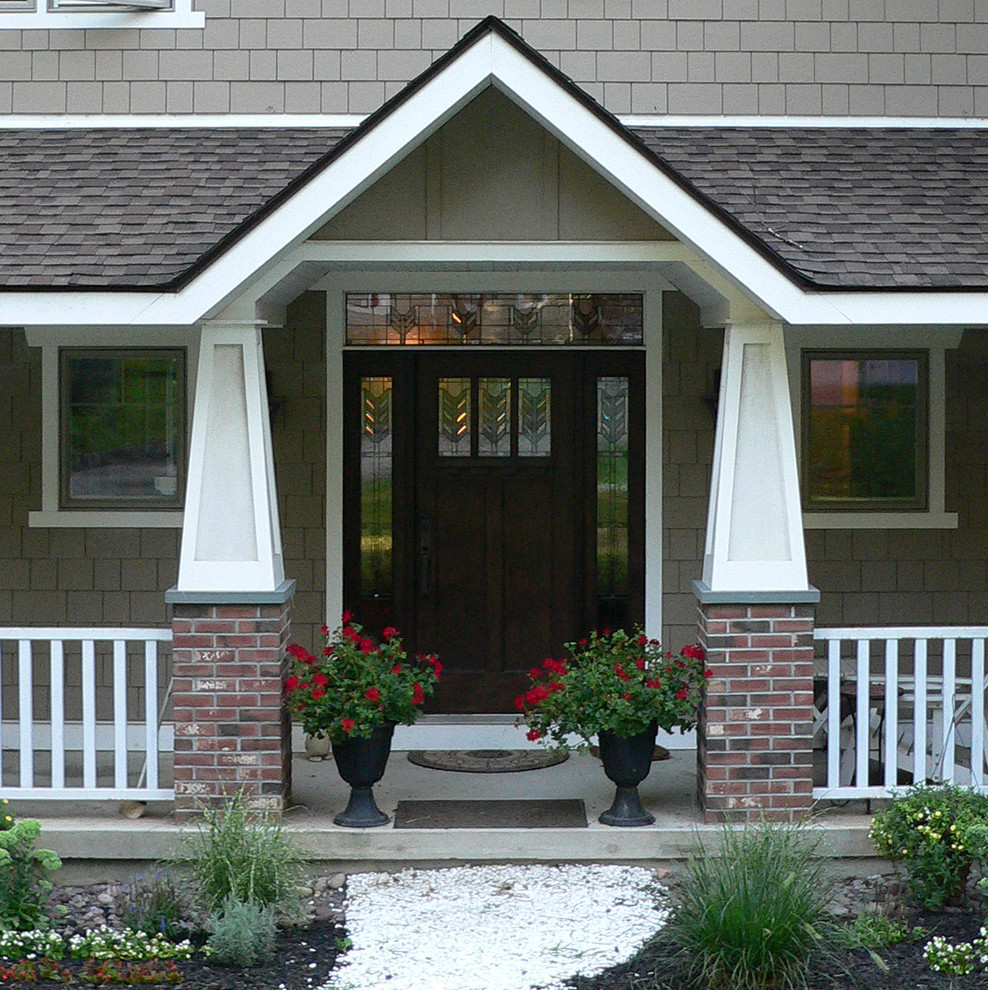 Ejemplo de fachada marrón de estilo americano de tamaño medio de dos plantas con revestimiento de madera y tejado a doble faldón