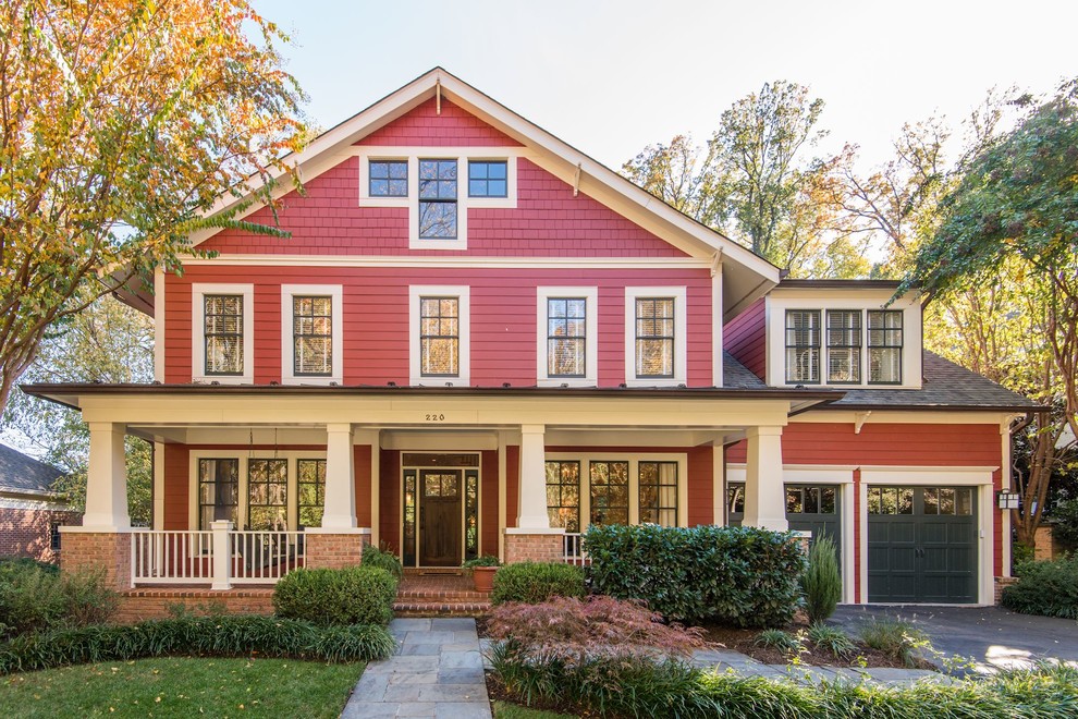Ispirazione per la villa ampia rossa american style a tre piani con rivestimento con lastre in cemento, tetto a capanna e copertura a scandole