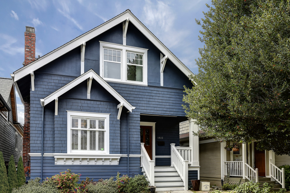Immagine della villa grande blu american style a due piani con rivestimento in legno, tetto a capanna e copertura a scandole