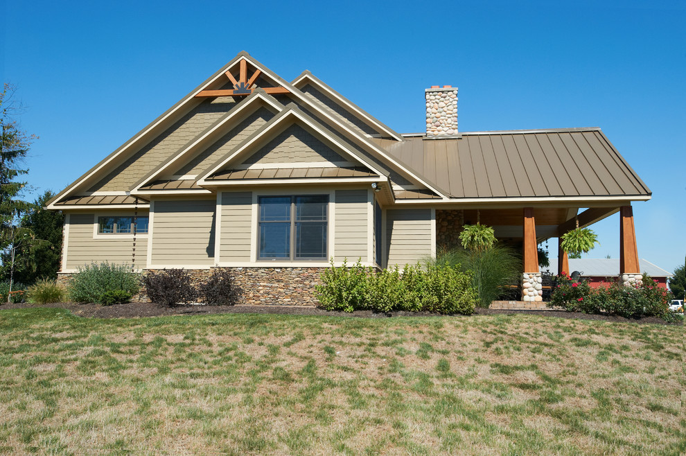 Foto della facciata di una casa beige american style a un piano con rivestimenti misti e tetto a capanna