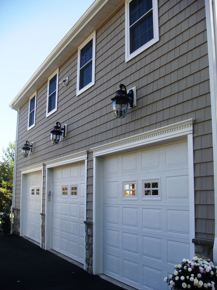 Großes, Zweistöckiges Rustikales Einfamilienhaus mit Vinylfassade, grauer Fassadenfarbe, Walmdach und Schindeldach in Bridgeport
