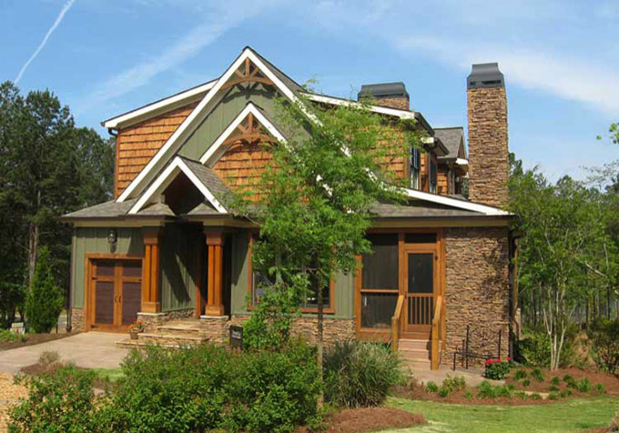 Стильный дизайн: трехэтажный, зеленый дом среднего размера в стиле рустика с комбинированной облицовкой - последний тренд