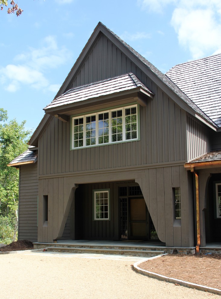 Foto della facciata di una casa marrone american style a due piani con rivestimento in legno