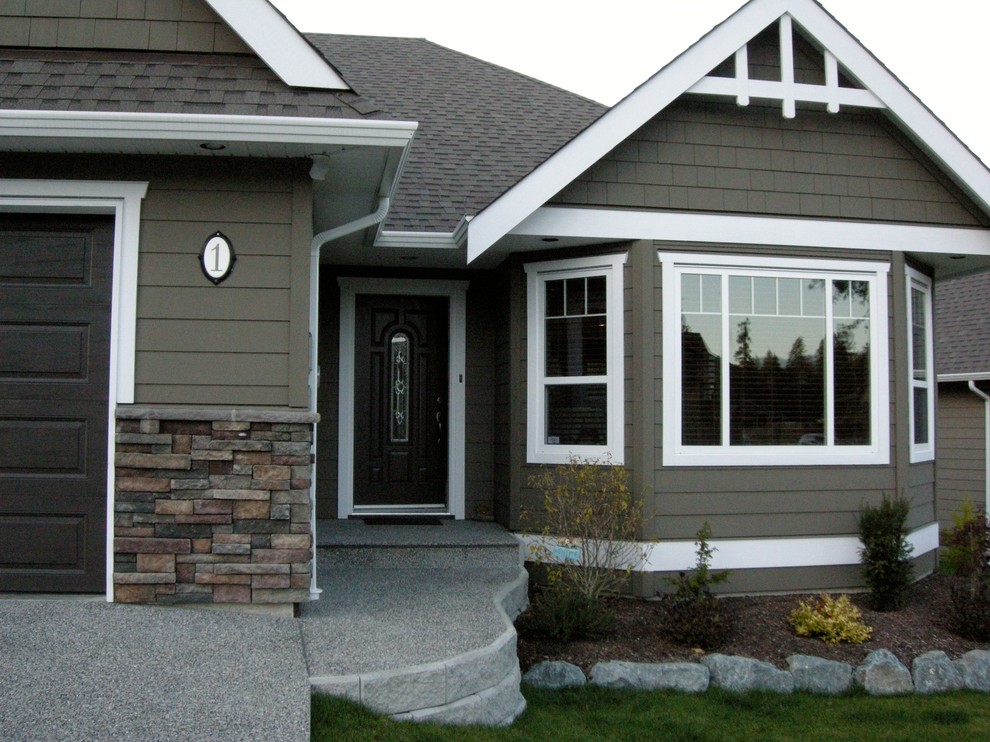Exemple d'une façade de maison verte craftsman en panneau de béton fibré de plain-pied.