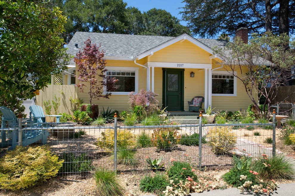 Mittelgroße, Einstöckige Rustikale Holzfassade Haus mit gelber Fassadenfarbe und Satteldach in Santa Barbara
