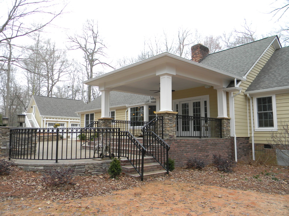 Einstöckiges, Mittelgroßes Rustikales Einfamilienhaus mit beiger Fassadenfarbe, Mix-Fassade, Satteldach und Schindeldach in Charlotte