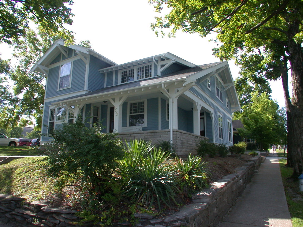 Inspiration for a mid-sized timeless blue two-story vinyl exterior home remodel in Indianapolis with a shingle roof