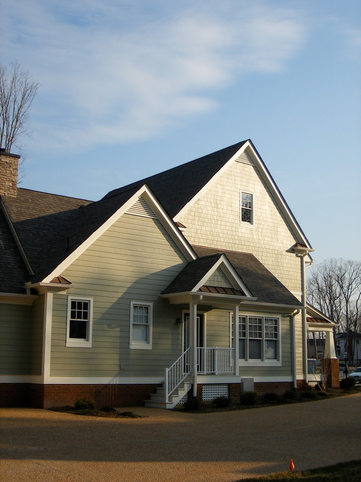 Exemple d'une façade de maison beige craftsman de taille moyenne et à un étage avec un revêtement mixte, un toit à deux pans et un toit en shingle.