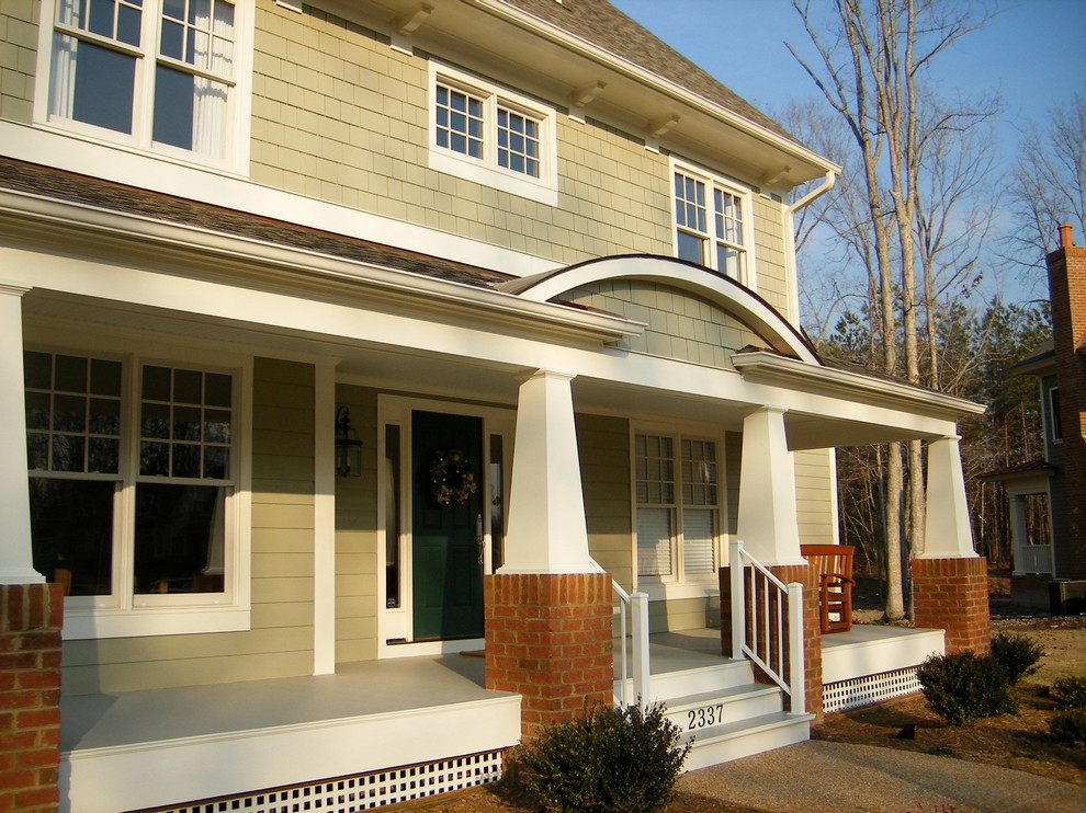 Diseño de fachada de casa beige de estilo americano de tamaño medio de dos plantas con revestimientos combinados, tejado a dos aguas y tejado de teja de madera