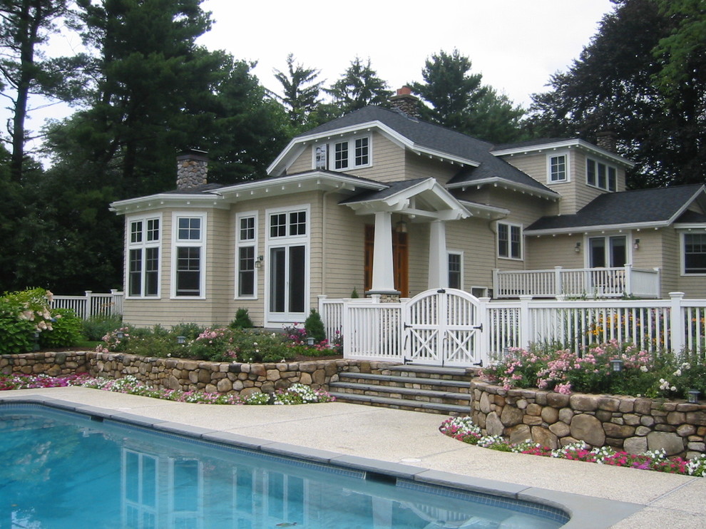 Ispirazione per la facciata di una casa beige american style a due piani di medie dimensioni con rivestimento in legno e tetto a padiglione