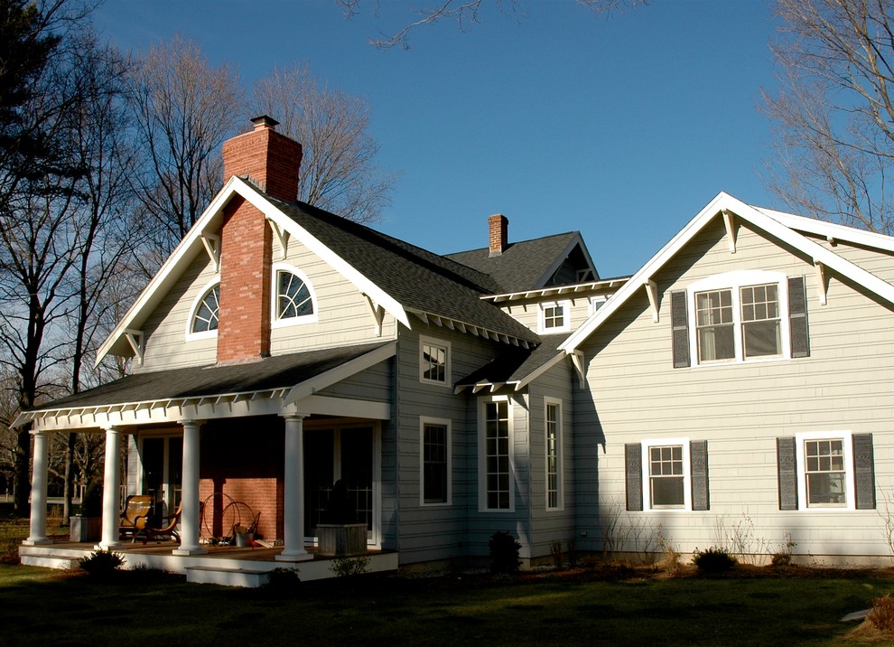 Réalisation d'une façade de maison grise craftsman en bois de taille moyenne et à un étage avec un toit à deux pans.