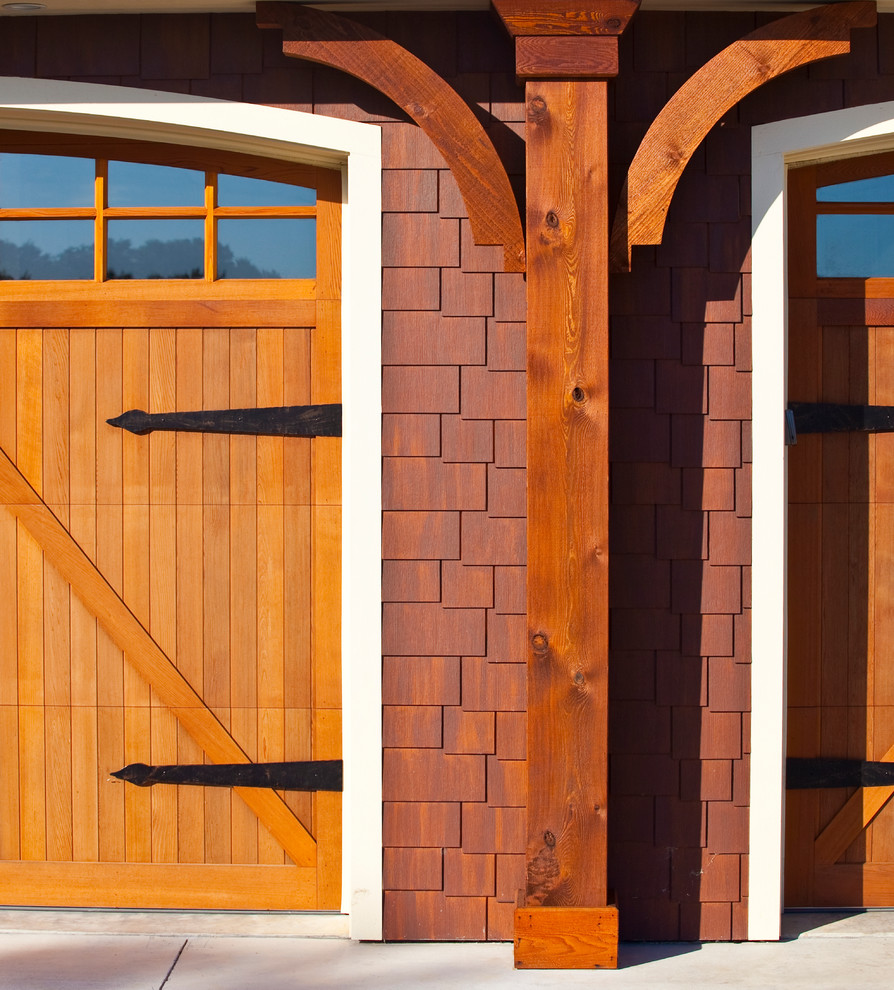 Kleine, Einstöckige Urige Holzfassade Haus mit brauner Fassadenfarbe und Satteldach in Orlando