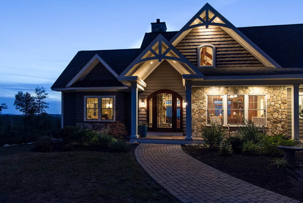 Ejemplo de fachada de casa marrón de estilo americano de tamaño medio de dos plantas con revestimiento de vinilo, tejado a dos aguas y tejado de teja de madera