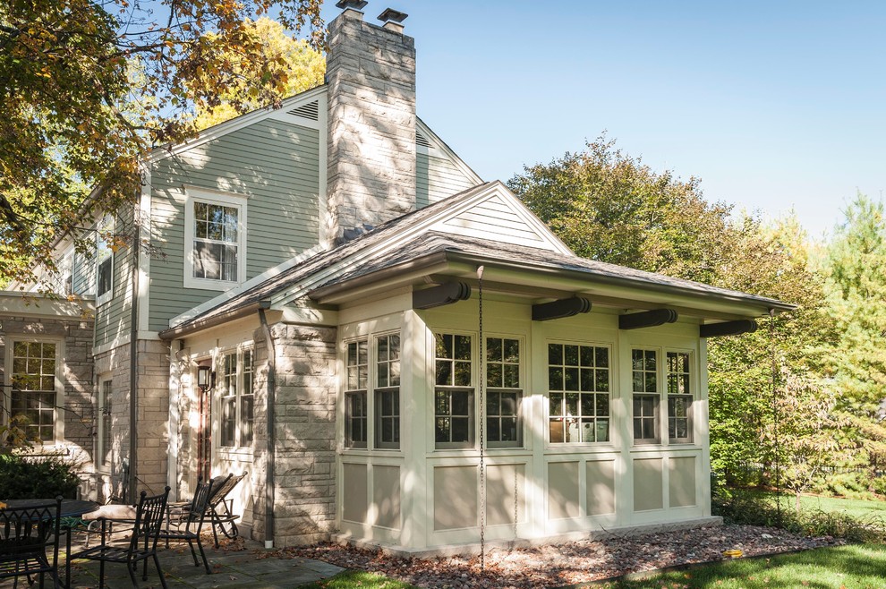 Mittelgroßes, Zweistöckiges Landhaus Einfamilienhaus mit Mix-Fassade und beiger Fassadenfarbe in Indianapolis