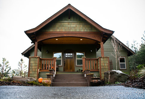 Idées déco pour une façade de maison verte craftsman en bois de taille moyenne et de plain-pied avec un toit de Gambrel et un toit en shingle.