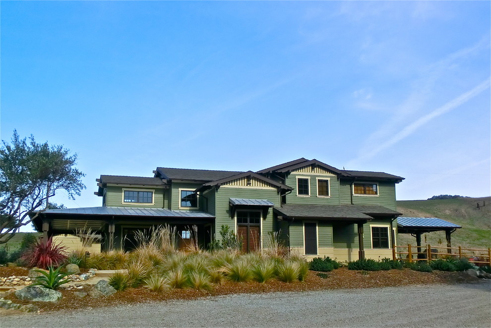 Foto de fachada verde de estilo americano extra grande de dos plantas con revestimiento de madera y tejado a dos aguas