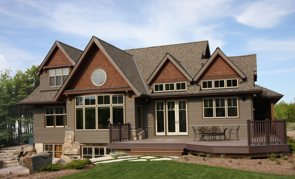 Immagine della facciata di una casa grigia american style a due piani di medie dimensioni con rivestimento in vinile e falda a timpano